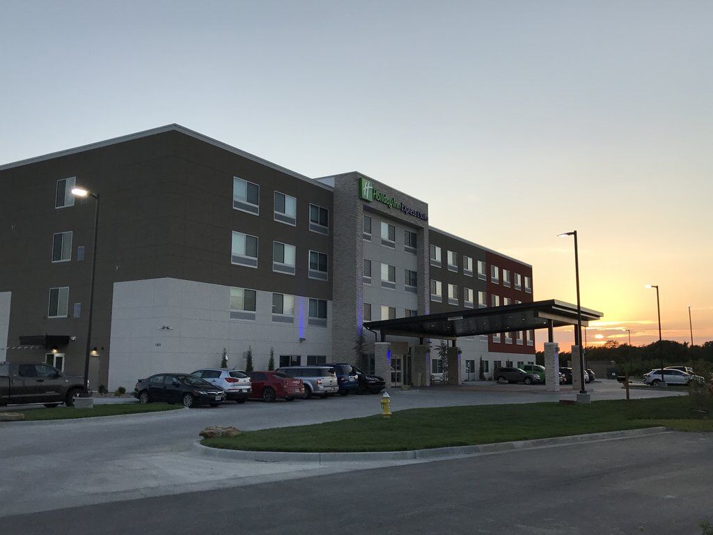 Holiday Inn Express & Suites - Kansas City - Lee'S Summit By Ihg Exterior photo